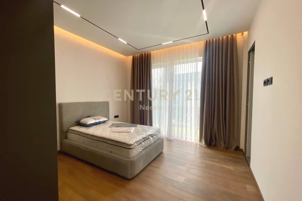 Shtepi me qera Vila Luksoze ne Tirane, 4+1, Mobilimi E mobiluar, Pagesa 4,000  Euro.