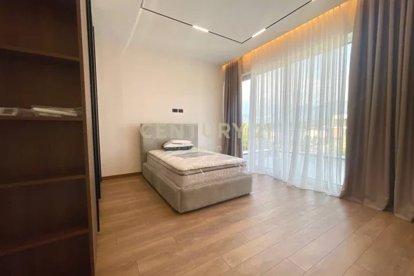 Shtepi me qera Vila Luksoze ne Tirane, 4+1, Mobilimi E mobiluar, Pagesa 4,000  Euro.