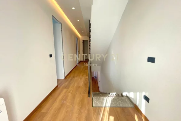 Shtepi me qera Vila Luksoze ne Tirane, 4+1, Mobilimi E mobiluar, Pagesa 4,000  Euro.