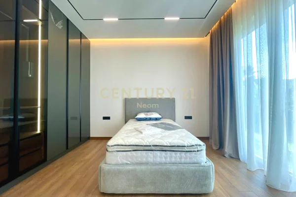 Shtepi me qera Vila Luksoze ne Tirane, 4+1, Mobilimi E mobiluar, Pagesa 4,000  Euro.