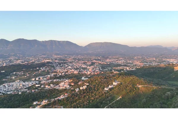 Truall ose Toke  ne Tirane - 450,000 Euro