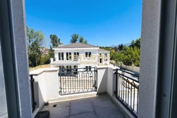 Shtepi ne shitje Vila Luksoze ne Tirane, 6+1, Mobilimi Bosh, pa mobiluar, Pagesa 1,350,000  Euro.