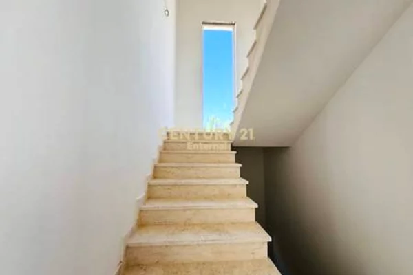 Shtepi ne shitje Vila Luksoze ne Tirane, 6+1, Mobilimi Bosh, pa mobiluar, Pagesa 1,350,000  Euro.