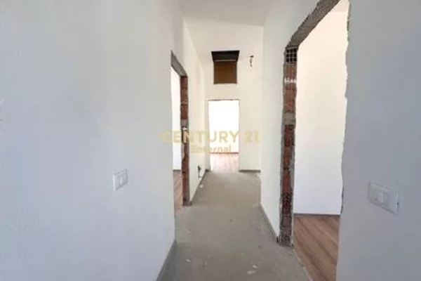 Shtepi ne shitje Vila Luksoze ne Tirane, 6+1, Mobilimi Bosh, pa mobiluar, Pagesa 1,350,000  Euro.