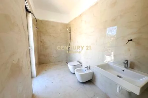 Shtepi ne shitje Vila Luksoze ne Tirane, 6+1, Mobilimi Bosh, pa mobiluar, Pagesa 1,350,000  Euro.