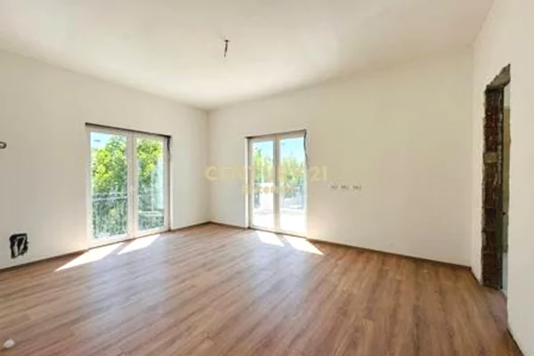 Shtepi ne shitje Vila Luksoze ne Tirane, 6+1, Mobilimi Bosh, pa mobiluar, Pagesa 1,350,000  Euro.