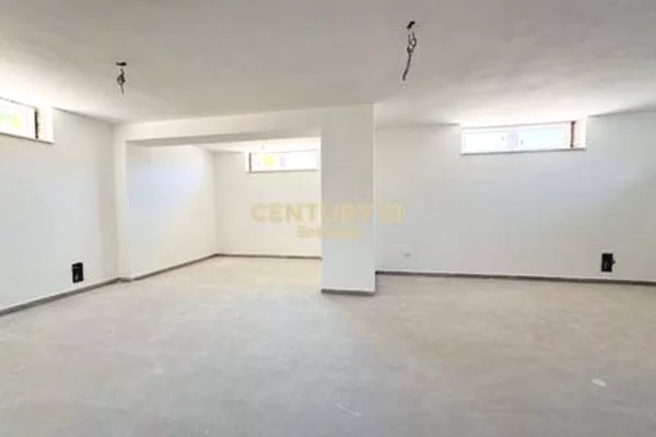 Shtepi ne shitje Vila Luksoze ne Tirane, 6+1, Mobilimi Bosh, pa mobiluar, Pagesa 1,350,000  Euro.