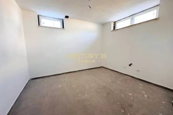 Shtepi ne shitje Vila Luksoze ne Tirane, 6+1, Mobilimi Bosh, pa mobiluar, Pagesa 1,350,000  Euro.