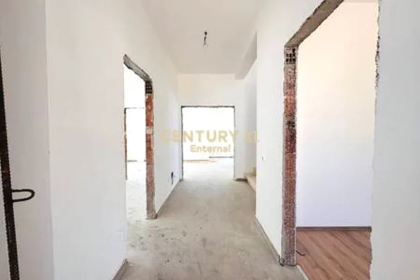 Shtepi ne shitje Vila Luksoze ne Tirane, 6+1, Mobilimi Bosh, pa mobiluar, Pagesa 1,350,000  Euro.