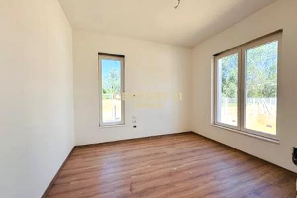 Shtepi ne shitje Vila Luksoze ne Tirane, 6+1, Mobilimi Bosh, pa mobiluar, Pagesa 1,350,000  Euro.