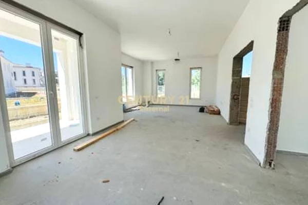 Shtepi ne shitje Vila Luksoze ne Tirane, 6+1, Mobilimi Bosh, pa mobiluar, Pagesa 1,350,000  Euro.