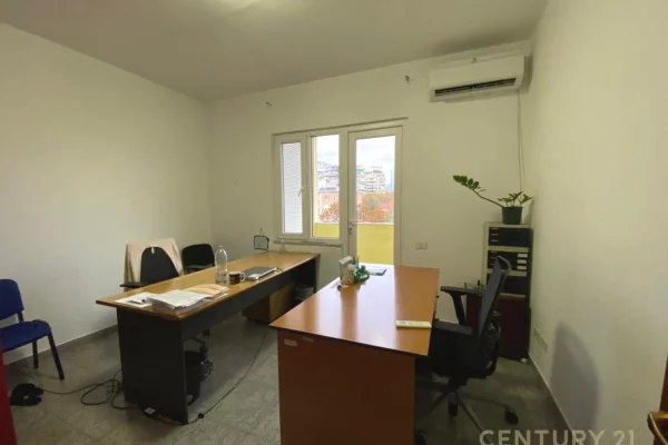 Ambient biznesi me qera 3+1 ne Tirane - 1,000 Euro