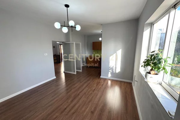 Ambiente Commerciale in Affitto 3+1 a Tirana - 1,000 Euro