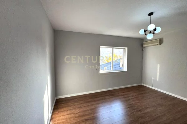 Ambiente Commerciale in Affitto 3+1 a Tirana - 1,000 Euro