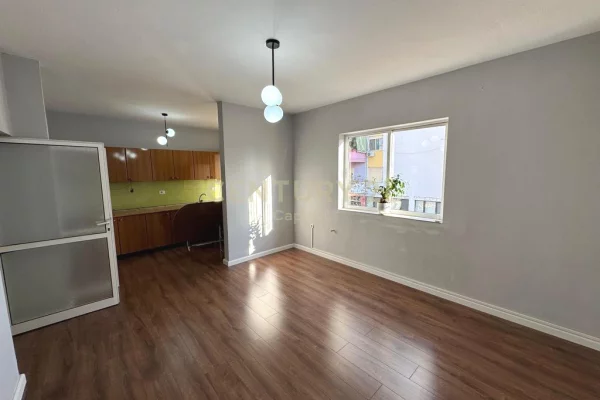 Ambiente Commerciale in Affitto 3+1 a Tirana - 1,000 Euro
