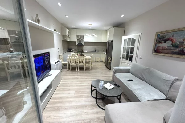 Shtepi me qera 2+1 ne Tirane - 800 Euro