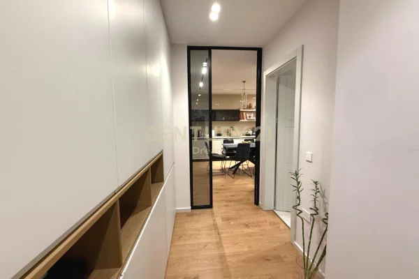 Shtepi ne shitje Apartament ne Tirane, 2+1, Mobilimi E mobiluar, Pagesa 349,000  Euro.