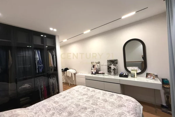 Shtepi ne shitje Apartament ne Tirane, 2+1, Mobilimi E mobiluar, Pagesa 349,000  Euro.