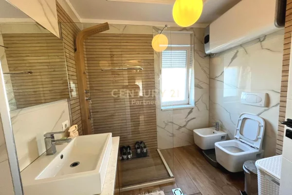 Shtepi me qera Apartament ne Tirane, 3+1, Mobilimi E mobiluar, Pagesa 1,200  Euro.