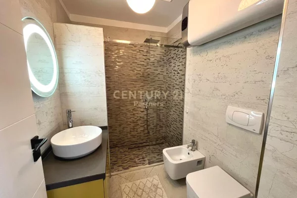 Shtepi me qera Apartament ne Tirane, 3+1, Mobilimi E mobiluar, Pagesa 1,200  Euro.