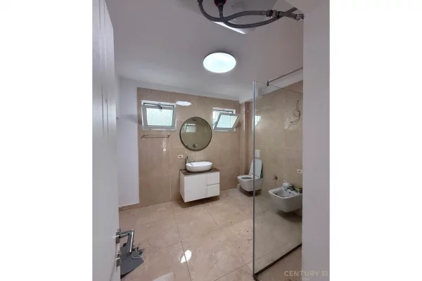 Shtepi ne shitje Apartament ne Tirane, 2+1, Mobilimi Bosh, pa mobiluar, Pagesa 252,000  Euro.