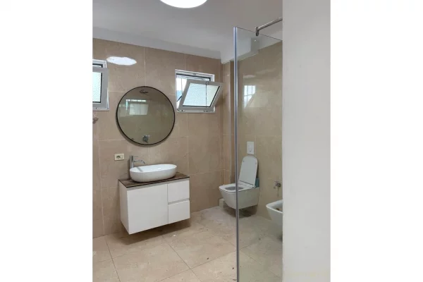 Shtepi ne shitje Apartament ne Tirane, 2+1, Mobilimi Bosh, pa mobiluar, Pagesa 252,000  Euro.