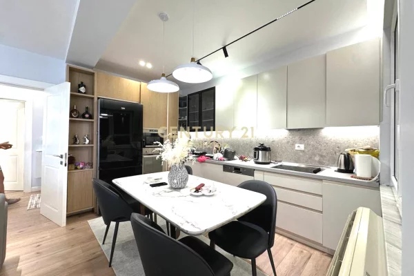 Shtepi ne shitje Apartament ne Tirane, 3+1, Mobilimi E mobiluar, Pagesa 355,000  Euro.