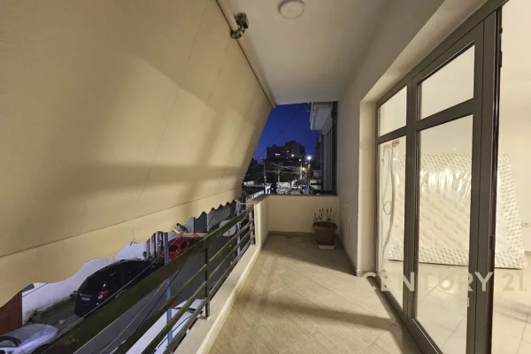 Shtepi ne shitje Apartament ne Tirane, 2+1, Mobilimi Pjeserisht e mobiluar, Pagesa 260,000  Euro.