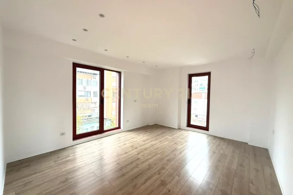 Ambient biznesi me qera 3+1 ne Tirane - 1,800 Euro