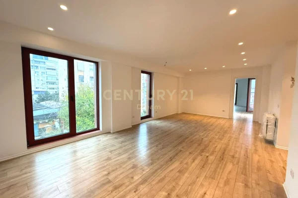 Ambient biznesi me qera 3+1 ne Tirane - 1,800 Euro