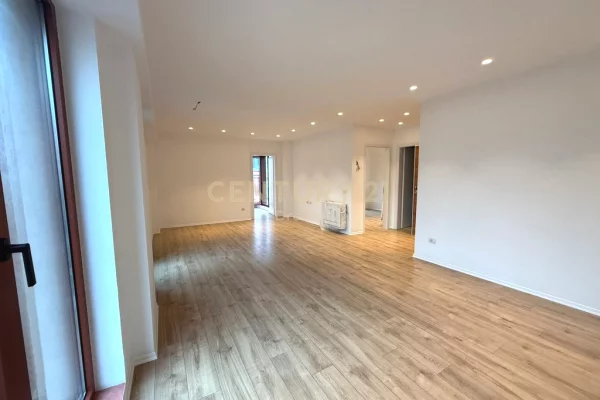 Ambient biznesi me qera 3+1 ne Tirane - 1,800 Euro