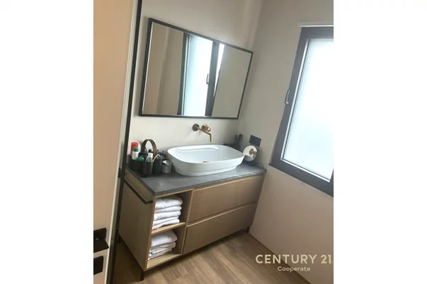 Shtepi ne shitje Apartament ne Tirane, 2+1, Mobilimi E mobiluar, Pagesa 288,000  Euro.