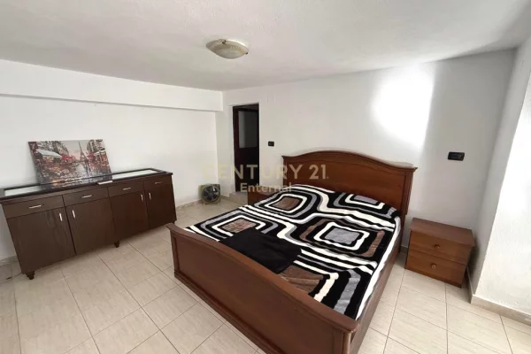 Shtepi me qera Vila Luksoze ne Tirane, 4+1, Mobilimi E mobiluar, Pagesa 1,000  Euro.