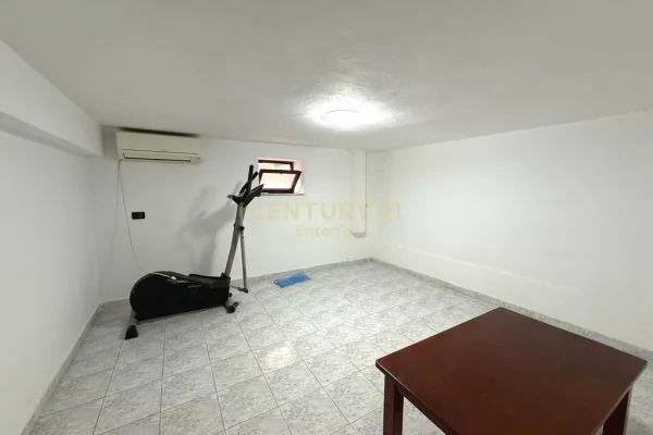 Shtepi me qera Vila Luksoze ne Tirane, 4+1, Mobilimi E mobiluar, Pagesa 1,000  Euro.