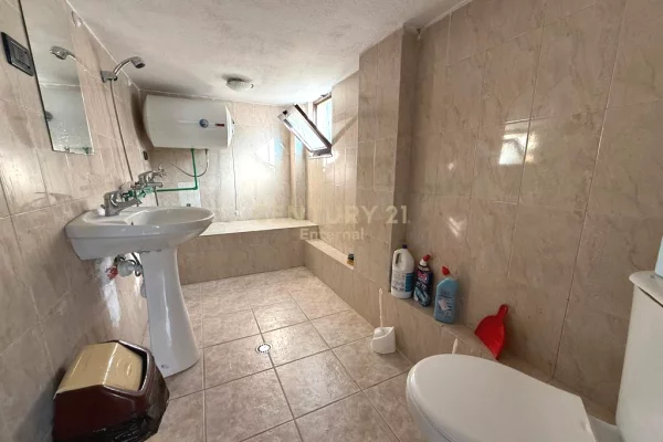 Shtepi me qera Vila Luksoze ne Tirane, 4+1, Mobilimi E mobiluar, Pagesa 1,000  Euro.