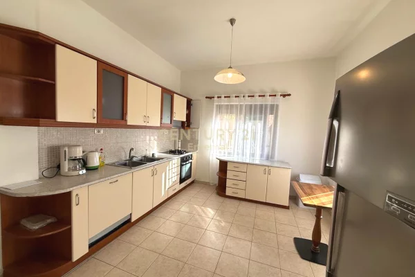 Shtepi me qera 4+1 ne Tirane - 1,000 Euro