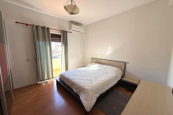 Shtepi me qera Vila Luksoze ne Tirane, 4+1, Mobilimi E mobiluar, Pagesa 1,000  Euro.