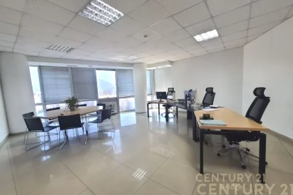 Ambient biznesi me qera 3+1 ne Tirane - 2,400 Euro