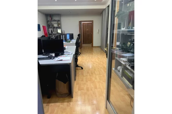 Ambient biznesi me qera 3+1 ne Tirane - 1,200 Euro