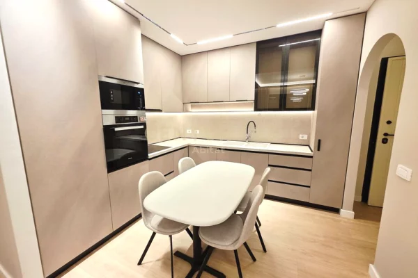 Shtepi me qera 3+1 ne Tirane - 1,800 Euro