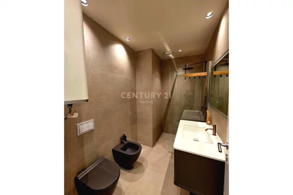 Shtepi me qera Apartament ne Tirane, 3+1, Mobilimi E mobiluar, Pagesa 1,800  Euro.