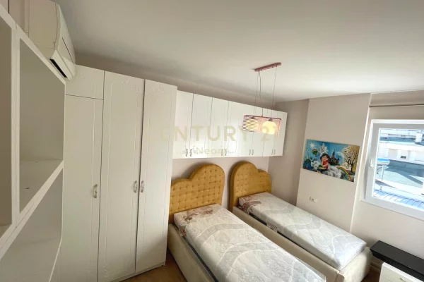 Shtepi me qera Apartament ne Tirane, 3+1, Mobilimi E mobiluar, Pagesa 1,000  Euro.