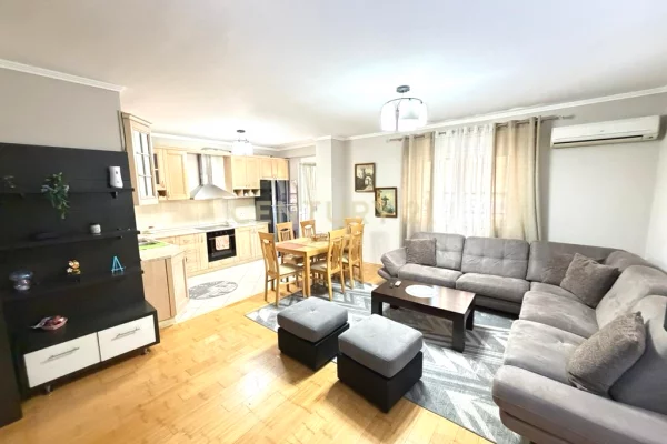 Shtepi me qera 2+1 ne Tirane - 1,100 Euro