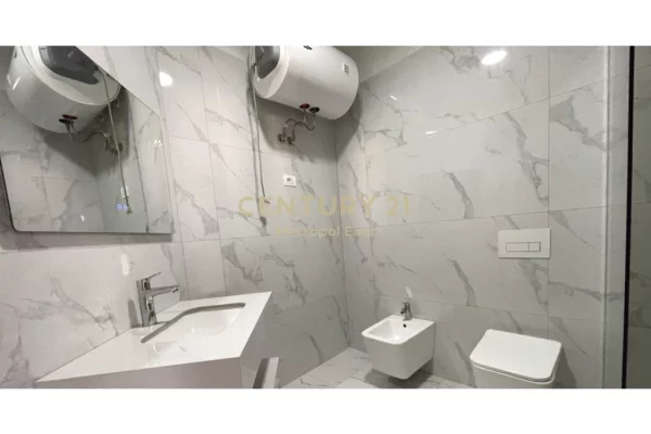 Shtepi ne shitje Apartament ne Tirane, 2+1, Mobilimi Bosh, pa mobiluar, Pagesa 132,000  Euro.