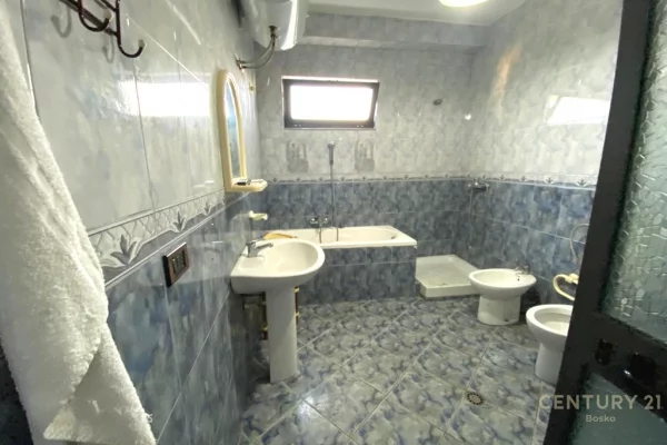 Shtepi ne shitje Apartament ne Tirane, 2+1, Mobilimi Bosh, pa mobiluar, Pagesa 220,000  Euro.