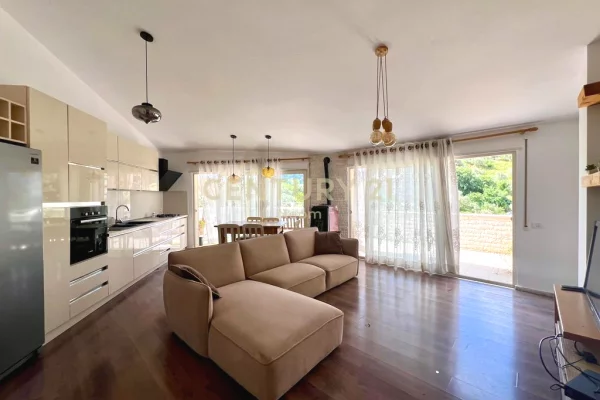 Shtepi me qera Apartament ne Tirane, 3+1, Mobilimi E mobiluar, Pagesa 850  Euro.