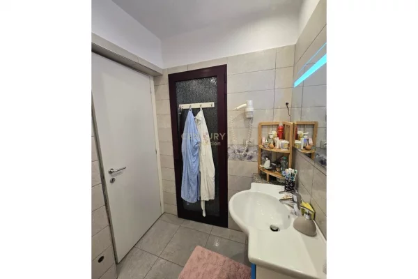 Shtepi ne shitje Apartament ne Tirane, 1+1, Mobilimi E mobiluar, Pagesa 235,000  Euro.