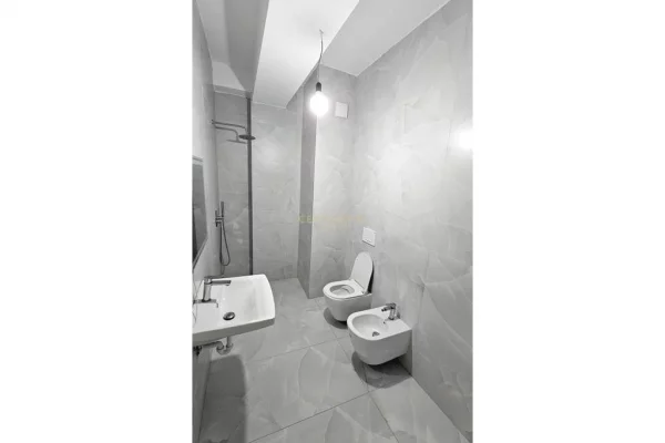 Shtepi me qera Apartament ne Tirane, 1+1, Mobilimi Pjeserisht e mobiluar, Pagesa 400  Euro.