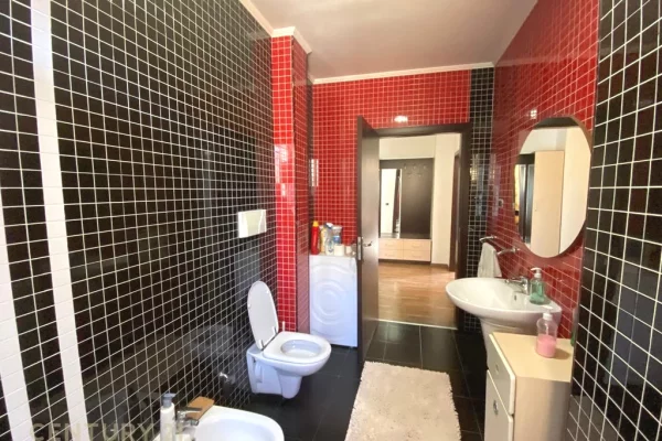 Shtepi ne shitje Apartament ne Tirane, 2+1, Mobilimi E mobiluar, Pagesa 259,400  Euro.