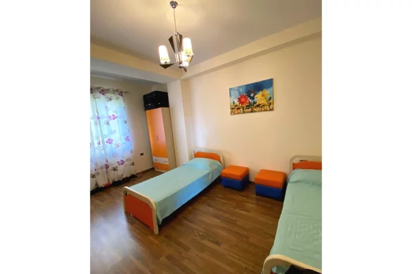 Shtepi ne shitje Apartament ne Tirane, 2+1, Mobilimi E mobiluar, Pagesa 259,400  Euro.